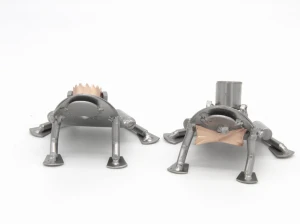 FIGURKA Z METALU - ŻABY PARA MŁODA