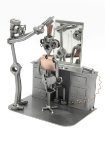 FIGURKA Z METALU - FRYZJER LUSTERKO