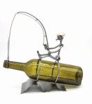 STOJAK NA WINO METALOWY - FIGURKA WĘDKARZ
