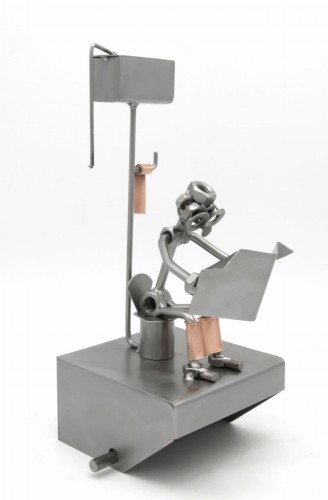 FIGURKA Z METALU - WC GAZETA Z ROLKĄ NA PAPIER