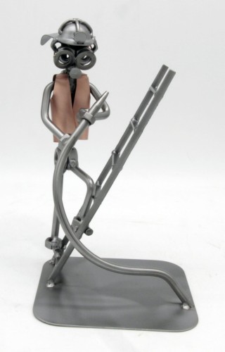 FIGURKA Z METALU - STRAŻAK Z DRABINĄ