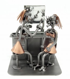 FIGURKA Z METALU - KOSMETYCZKA - WIZAŻYSTKA