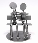 ZAKOCHANI NA ŁAWCE -  FIGURKA Z METALU