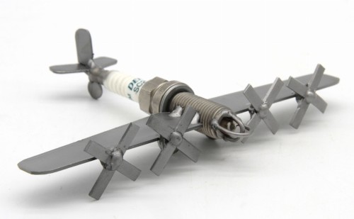 FIGURKA Z METALU - SAMOLOT BOMBOWIEC - ŚWIECA