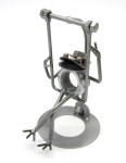 ŻABA NA HUŚTAWCE - FIGURKA Z METALU 