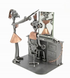 FIGURKA Z METALU - FRYZJERKA LUSTERKO 