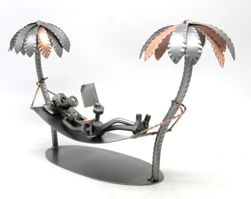 FIGURKA Z METALU  - URLOPOWICZ POD PALMAMI