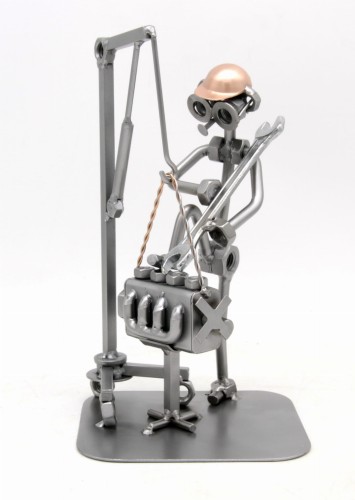 FIGURKA Z METALU - MECHANIK Z SILNIKIEM NA WYSIĘGNIKU