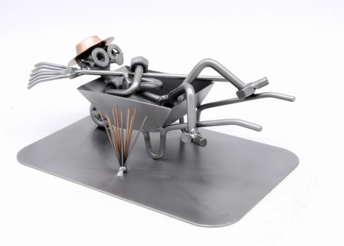 FIGURKA Z METALU - OGRODNIK TACZKA