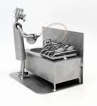 ZMYWANIE NACZYŃ - FIGURKA Z METALU