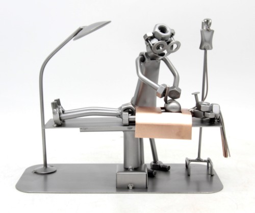 FIGURKA Z METALU - CHIRURG PLASTYCZNY