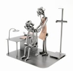FIGURKA Z METALU - LEKARZ Z BIURKIEM