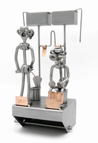 FIGURKA Z METALU - WC 2 OSOBY  Z ROLKĄ NA PAPIER