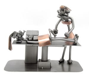 FIGURKA Z METALU - KOSMETYCZKA II