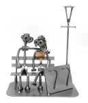 FIGURKA Z METALU  - PARA NA ŁAWCE  + RAMKA NA ZDJĘCIA 